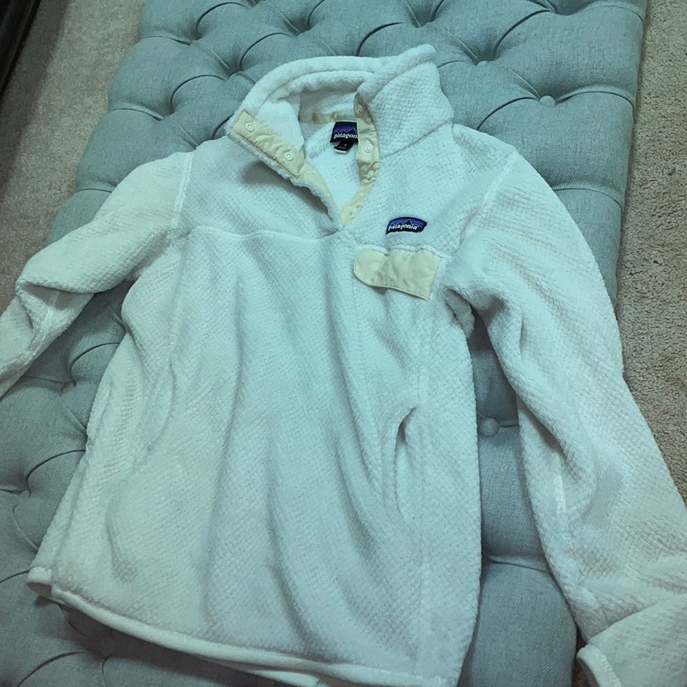 white patagonia fleece, size small, ultra warm and comfy, winter jacket